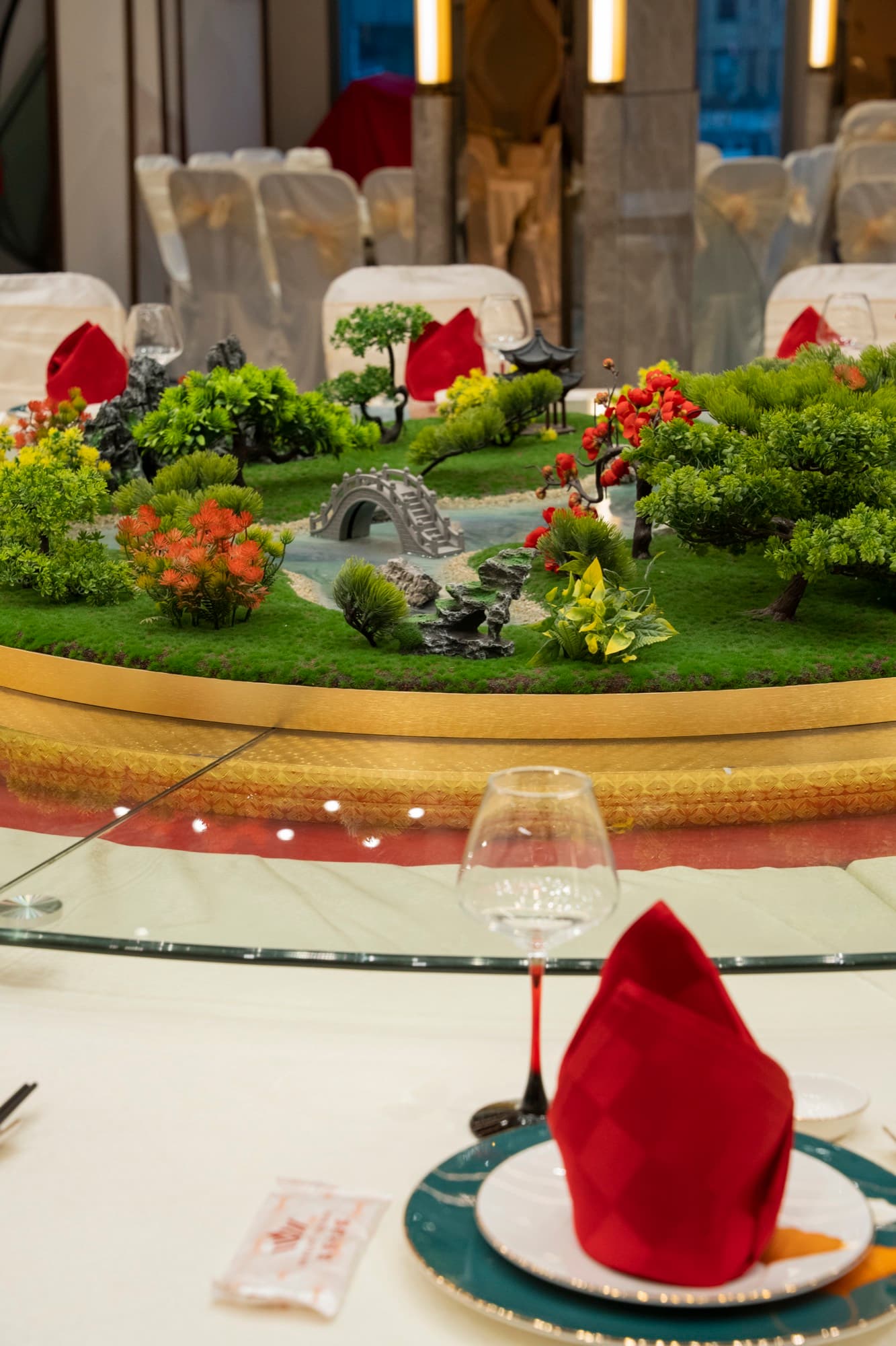 Garden-style table centrepiece